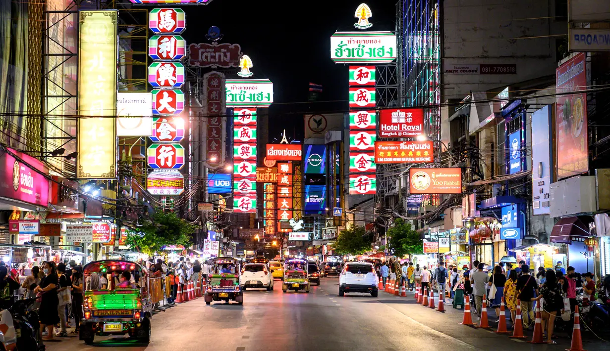 Pemandangan umum menunjukkan jalan utama di Chinatown Bangkok pada malam hari (16/9/2020). Chinatown Bangkok adalah salah satu Chinatown terbesar di dunia. Didirikan pada tahun 1782 ketika kota ini didirikan sebagai ibu kota Kerajaan Rattanakosin.  (AFP/Mladen Antonov)