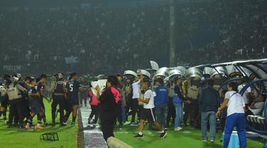 Foto: Suasana Mencekam Kericuhan usai Laga Arema FC Vs Persebaya Surabaya Pada Laga Lanjutan BRI Liga 1 2022/2023
