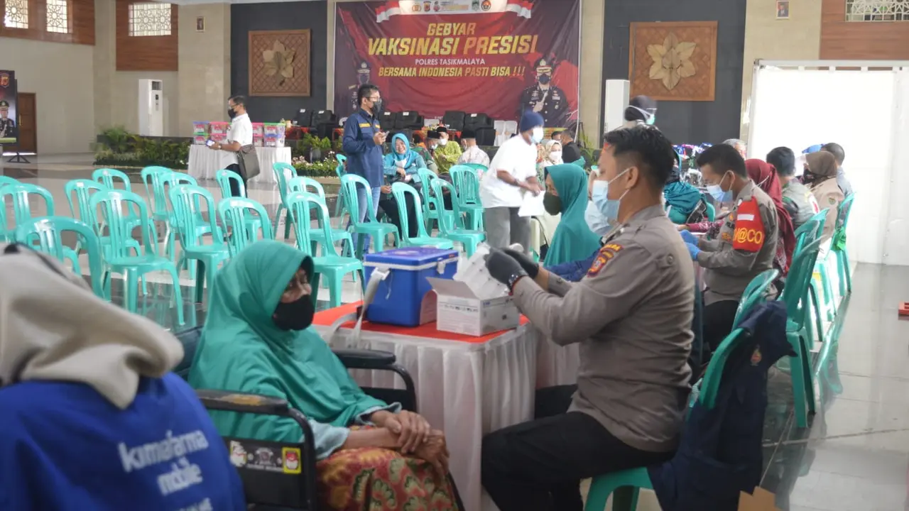 Beberapa petugas kesehatan dari Polres Tasikmalaya, Jawa Barat tengah bersiap melakukan vaksinasi Covid-19 kepada salah seorang lansia.