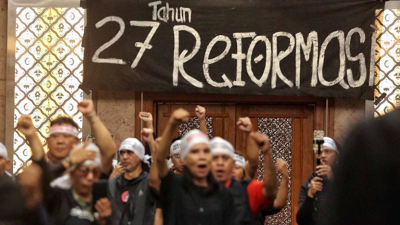FOTO: 27 Tahun Reformasi, Aktivis Gelar Refleksi Reformasi 1998 dengan Instalasi Seni