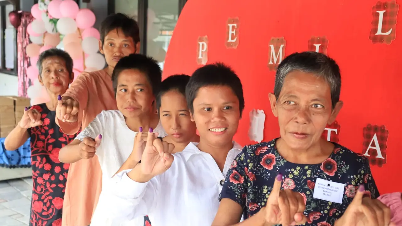 Warga Liponsos Keputih Surabaya menyalurkan suara ke TPS. (Istimewa)