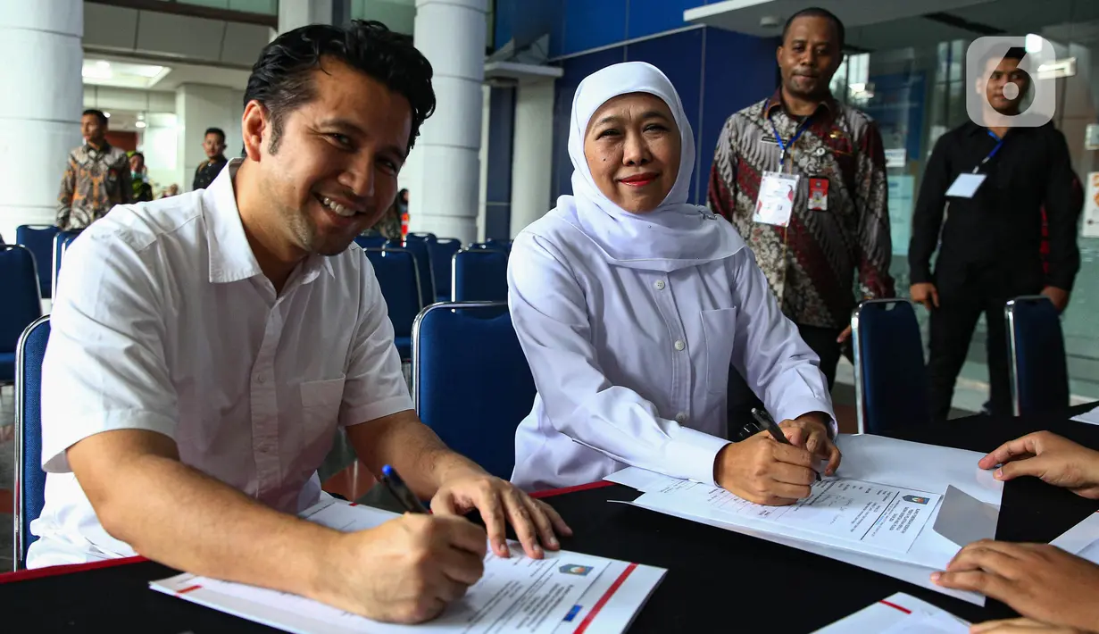 Gubernur dan Wakil Gubernur Jawa Timur terpilih pada Pemilihan Kepala Daerah (Pilkada) Serentak 2024, Khofifah Indar Parawansa (kedua kiri) bersama Emil Elestianto Dardak saat melakukan registrasi pelantikan dan pemeriksaan kesehatan di Kantor Kementerian Dalam Negeri (Kemendagri), Jakarta, Minggu (16/2/2025). (Liputan6.com/Angga Yuniar)