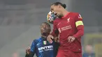 Bek Liverpool Virgil van Dijk menyundul bola melewati bek Inter Milan Denzel Dumfries pada leg pertama babak 16 besar Liga Champions di Stadion Giuseppe Meazza, Milan, Kamis dini hari WIB (17/2/2022). Melawat ke markas Inter Milan,  Liverpool menang 2-0. (AP Photo/Antonio Calanni)