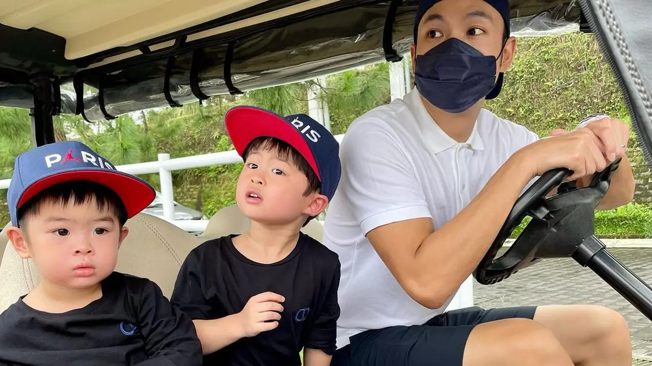 Harvey Moeis suami Sandra Dewi saat momong anak (Foto: Instagram/@sandradewi88)