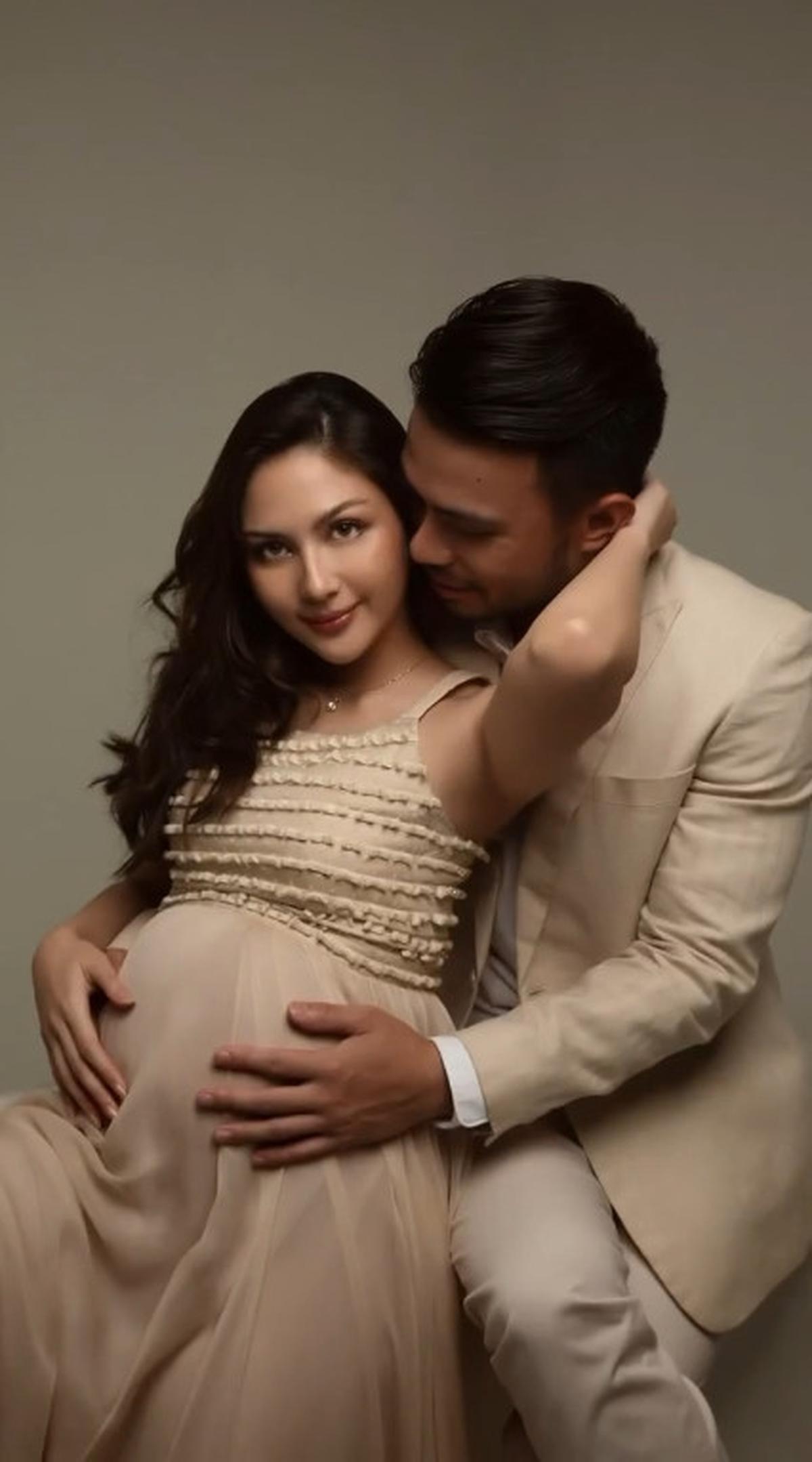 Yakup Hasibuan mesra memeluk Jessica Mila dari belakang. Kelembutan pelukan tersebut terpancar, seiring dengan sentuhan lembutnya pada perut yang semakin membesar.