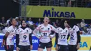 <p>Para pemain Jakarta Pertamina Enduro, Polina Shemanova (tengah) dkk menunggu hasil review video challenge saat menghadapi Jakarta Livin Mandiri pada laga seri ketiga putaran kedua PLN Mobile Proliga 2024 di GOR Ken Arok, Malang, Minggu (16/6/2024). Jakarta Pertamina Enduro menang 3-0 (25-19, 25-20, 25-18). (Dok. PBVSI)</p>