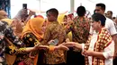 Ibu Negara Iriana Joko Widodo bersalaman dengan masyarakat saat acara penyerahan 1.300 sertifikat hak atas tanah untuk masyarakat di Kabupaten Lampung Tengah, Jumat (23/11). (Liputan6.com/HO/Biropers)