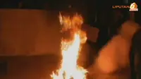 [VIDEO] Demo, Mahasiswa UIN Bakar Ban di Dalam Gedung Rektorat