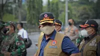 Ketua Satgas COVID-19 Ganip Warsito meninjau pelaksanaan Serbuan Vaksin di GBK Jakarta, Minggu (11/7/2021). (Dok BNPB)