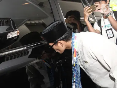 Wakil Gubernur DKI Jakarta, Sandiaga Uno mencium mobil dinasnya saat tiba di Balai Kota, Jakarta, Jumat (10/8).  Ini merupakan hari terakhir Sandiaga menggunakan fasilitas Pemerintah Provinsi DKI Jakarta. (Liputan6.com/Herman Zakahria)