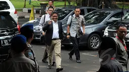 Plt Sekjen PDIP, Hasto Kristiyanto bersama kuasa hukumnya tiba di Mabes Polri, Jakarta, Selasa (3/2/2015). Hasto memenuhi panggilan penyidik sebagai saksi dugaan kasus pertemuan politik yang menjerat Ketua KPK Abraham Samad. (Liputan6.com/Johan Tallo)
