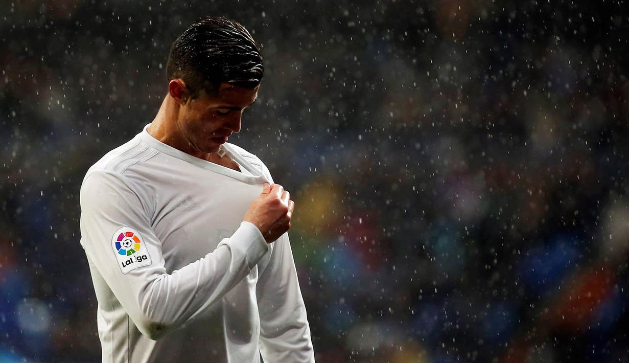 Penyerang Real Madrid, Cristiano Ronaldo, merayakan gol yang dicetaknya ke gawang Sporting Gijon. Kemenangan ini membuat posisi Real Madrid kian kokoh di puncak klasemen. (Reuters/Susana Vera)  