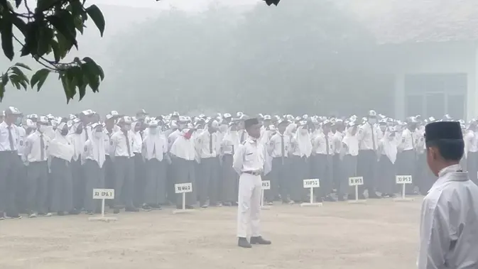 Anak Sekolah di Tengah Kepungan Asap Kebakaran Hutan Kalimantan