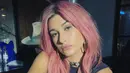 Nggak mau ketinggalan dengan sahabatnya Kylie, Hailey Baldwin pun juga ternyata pernah mengubah warna rambutnya jadi pink. (instagram/haileybaldwin)