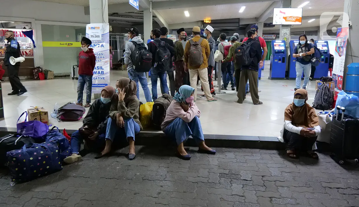 Antrean calon penumpang kapal ferry di depan loket layanan tes deteksi COVID-19 dengan GeNose C19 di Pelabuhan Merak, Banten, Rabu (5/5/2021) dinihari. Pelabuhan Merak mewajibkan para penumpang kapal ferry menjalani tes GeNose C19 untuk mencegah penyebaran COVID-19. (Liputan6.com/Herman Zakharia)