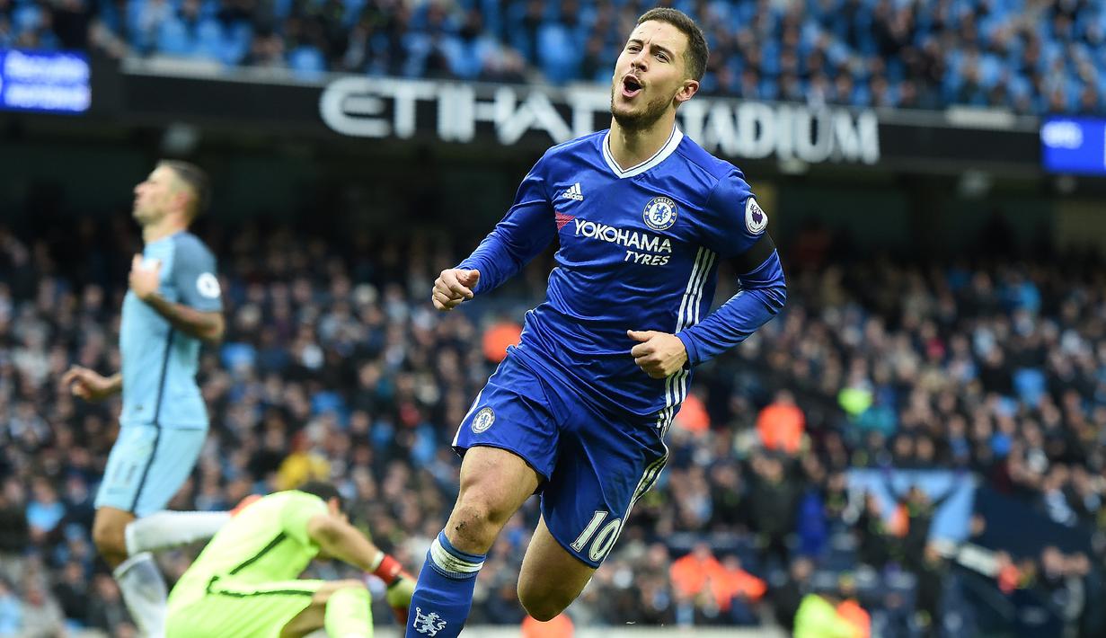 6. Eden Hazard (Chelsea) - Bintang Belgia ini punya kualitas yang hampir sama dengan Ronaldo. Kemampuan mendribel bola dengan cepat dan skill yang mumpuni membuat Real Madrid harus mempertimbangkan untuk memakai jasanya. (AFP/Paul Ellis)