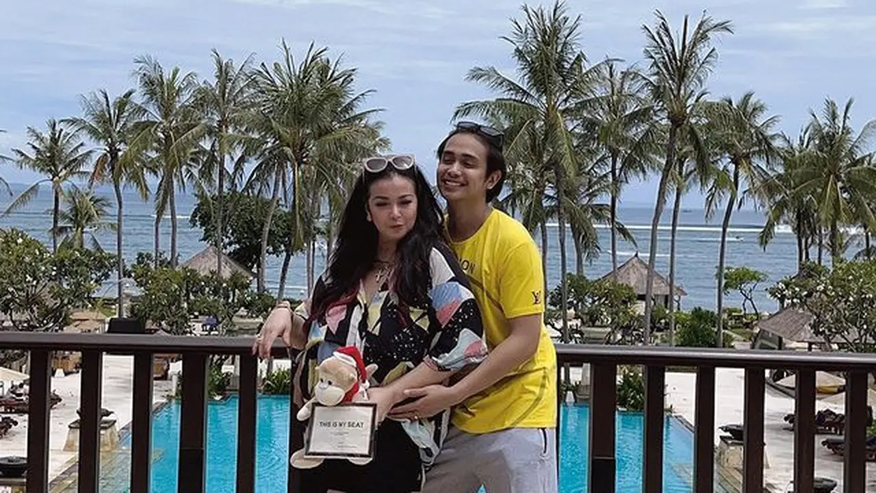 6 Momen Liburan Ajun Perwira dan Jennifer Ipel Ini Romantis