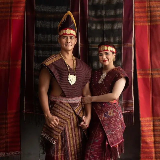 Potret Choky Sitohang dan Keluarga Pakai Kain Ulos. (Sumber: Instagram/@mangulosi)