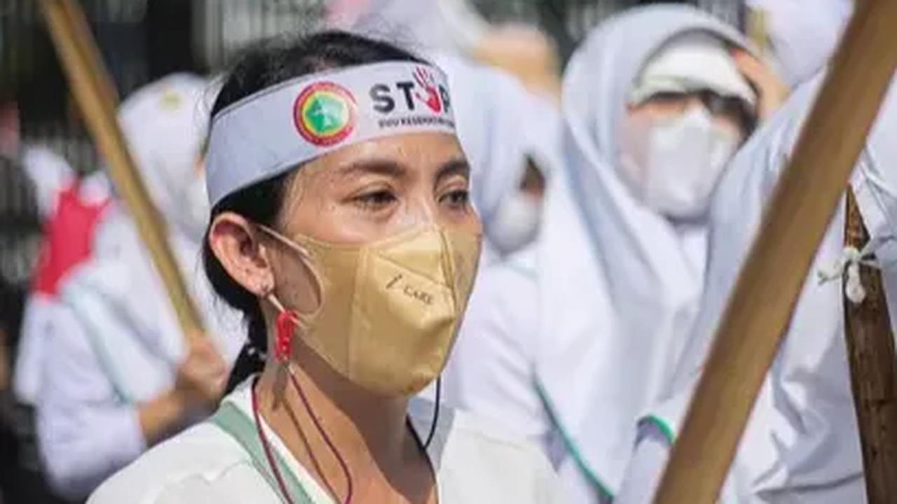 Keempat, Fraksi PKS menilai RUU Kesehatan sangat sentralistis di tangan pemerintah dengan memangkas banyak norma strategis yang semestinya menjadi muatan undang-undang. Ini terlihat dari banyaknya klausa yang akan diatur dalam peraturan turunan yang juml