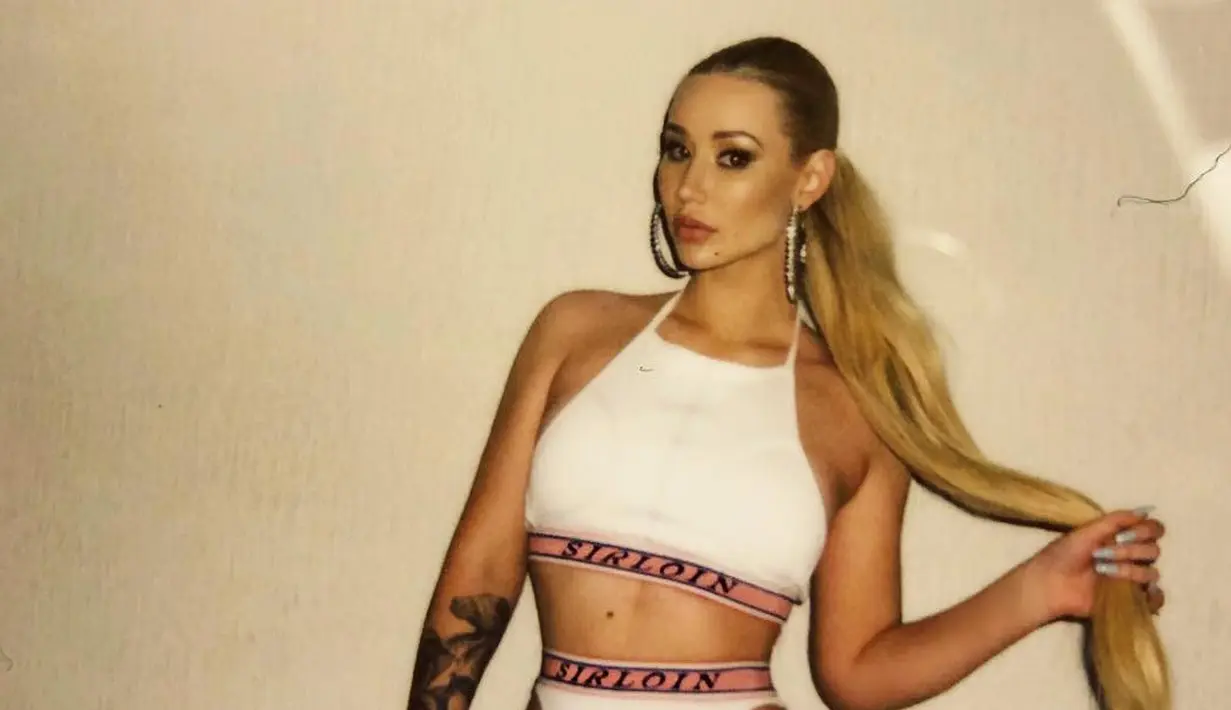Iggy Azalea terang-terangan mengaku melakukan operasi payudara dan hidung. Baginya menyembunyi hal itu malah akan membuat banyak orang ingin memboongkarnya. (instagram/thenewclassic)
