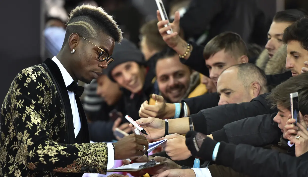 Paul Pogba memberikan tanda pada penggemarnya saat tiba dalam acara penghargaan FIFA Ballon d'Or 2015 di Zurich, Swiss, (11/1/2016). Pemain terbaik dunia FIFA Ballon d'Or 2015 direbut penyerang Barcelona Lionel Messi. (AFP PHOTO/MICHAEL Buholzer)