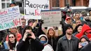 Ratusan penduduk New Hampshire melakukan aksi unjuk rasa menyerukan pencabutan lockdown di State House di Concord, Sabtu (18/4/2020).  Mereka meminta kebijakan yang ditujukan mencegah penyebaran COVID-19 segera dicabut, karena berdampak terhadap perekonomian. (Joseph Prezioso / AFP)