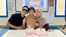 <p>Melihat kekompakan mantan pasangan suami istri ini, banyak warganet yang mendoakan dan menyarankan keduanya rujuk. Bahkan, penyanyi legenda Iwan Fals juga menyarankan Desta rujuk dengan sang istri. [Instagram/desta80s]</p>