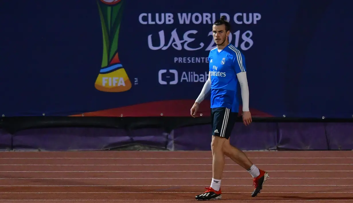 Gelandang Real Madrid, Gareth Bale saat mengikuti sesi pelatihan tim di stadion New York University Abu Dhabi, Uni Emirat Arab (17/12). Madrid akan bertanding melawan Kashima Antlers pada semifinal Piala Dunia Antarklub 2018. (AFP Photo/Giuseppe Cacace)