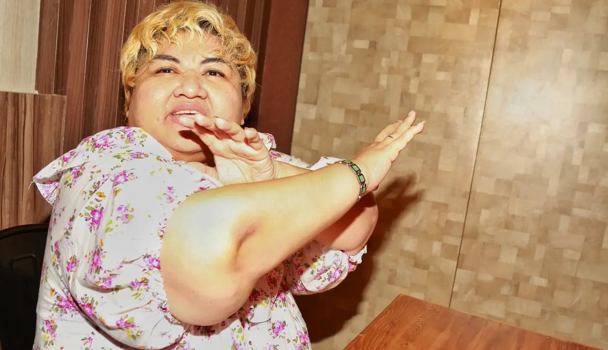 Satu lagi artis tertangkap akibat narkoba. Kali ini artis bertubuh gempal Pretty Asmara. Artis yang belakangan ini jarang muncul itu ditangkap bersam dengan 7 orang rekannya di salah satu hotel. (Adrian Putra/Bintang.com)