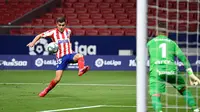 Bek Atletico Madrid, Manuel Sanchez, mengontrol bola saat menghadapi Real Mallorca pada laga lanjutan La Liga di Wanda Metropolitano, Sabtu (4/7/2020) dini hari WIB. Atletico Madrid menang 3-0 atas Mallorca. (AFP/Pierre-Philippe Marcou)