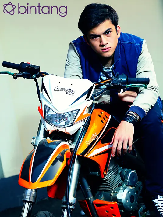 Harus melakoni peran seseorang yang jatuh cinta namun bertepuk sebelah tangan menjadi tantangan bagi pria kelahiran Bone Bolango, Gorontalo,  7 Maret 1996 ini. Pasalnya, Rizky belum pernah jatuh cinta yang  sesungguhnya. (Galih W. Satria/Bintang.com)