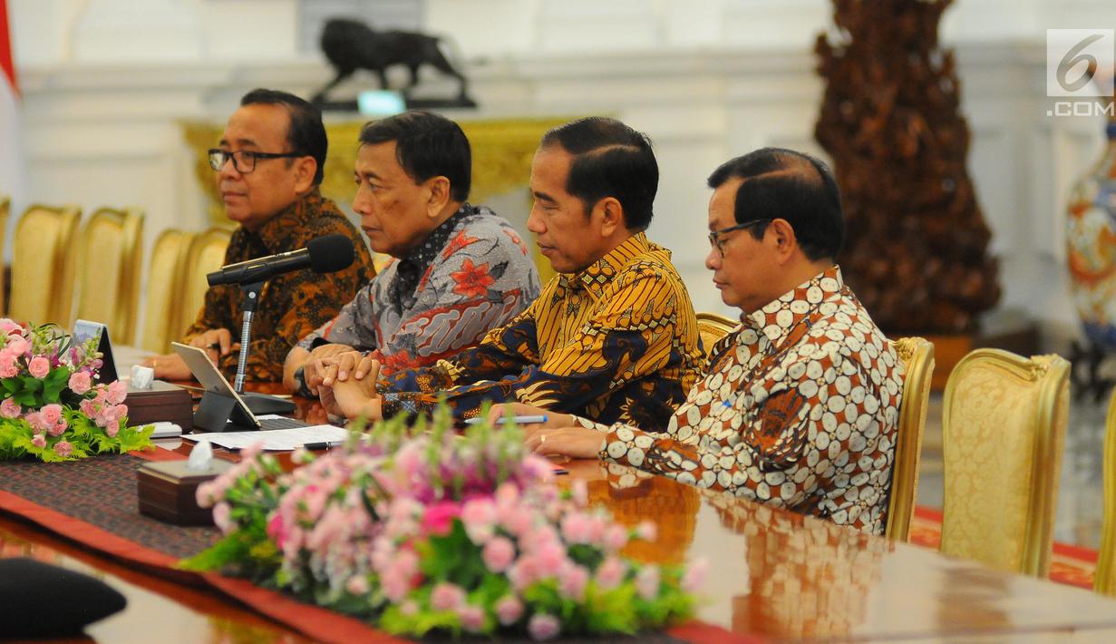 Presiden Joko Widodo menerima kedatangan Dewan Pengarah Badan Pembinaan Ideologi Pancasila (BPIP) di Istana Merdeka, Jakarta, Kamis (9/5/2019). Dalam pertemuan tersebut,  Jokowi didampingi Menko Polhukam Wiranto, Mensesneg Pratikno dan Sekretaris Kabinet Pramono Anung. (Liputan6.com/Angga Yuniar)