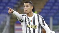 Striker Juventus, Cristiano Ronaldo, melakukan selebrasi usai mencetak gol ke gawang AS Roma pada laga Serie A di Stadion Olimpico, Senin (28/9/2020). Kedua tim bermain imbang 2-2. (AP Photo/Gregorio Borgia)