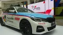 Selain itu awak media dan publik umum juga dapat melihat dari dekat salah satu unit electric safety car BMW yang akan digunakan di Mandalika dan mencoba simulator motor balap yang ada di lokasi. (Bola.com/Darojatun)