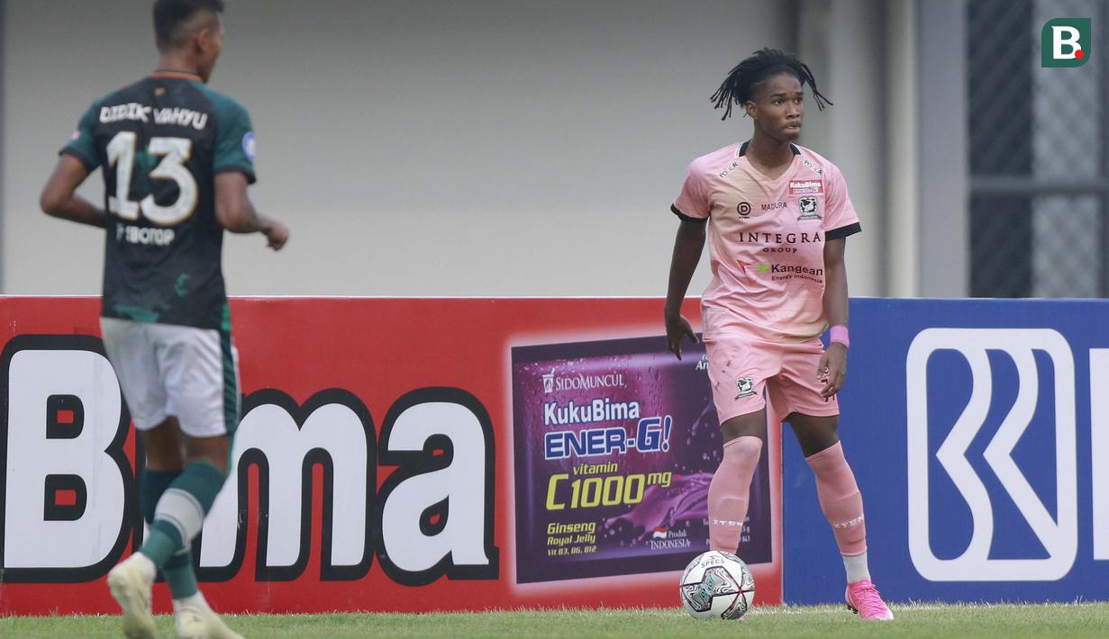 Ronaldo Kwateh memulai karier sepak bolanya saat menimba ilmu di Persiba Bantul hingga akhirnya bergabung dengan Akademi Persib Bandung yang mengantar langkahnya untuk direkrut Madura United pada 24 Februari 2021. (Foto: Bola.com/Ikhwan Yanuar)