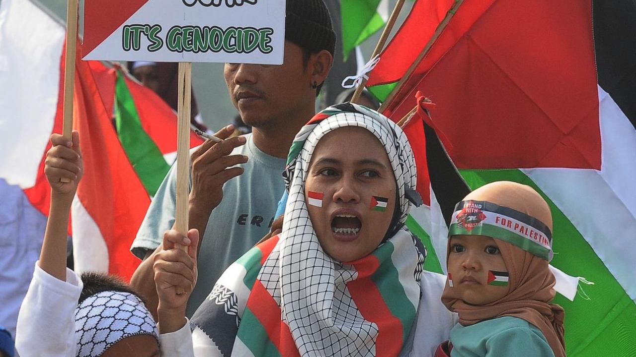 Ribuan orang menghadiri Munajat Kubro 212 di lapangan silang Monas, Jakarta, Sabtu (2/12/2023). Dalam aksi tersebut, peserta melantunkan zikir dan doa untuk rakyat Palestina yang saat ini menghadapi serangan militer Israel.