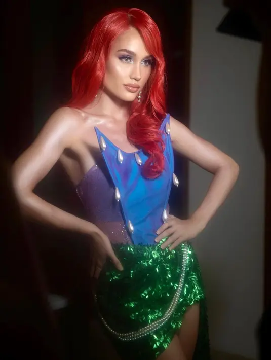 Detail bustier dengan hiasan mutiara serta rantai pearl pada roknya memberikan nuansa kental samudra (Foto: Instagram @claurakiehl)