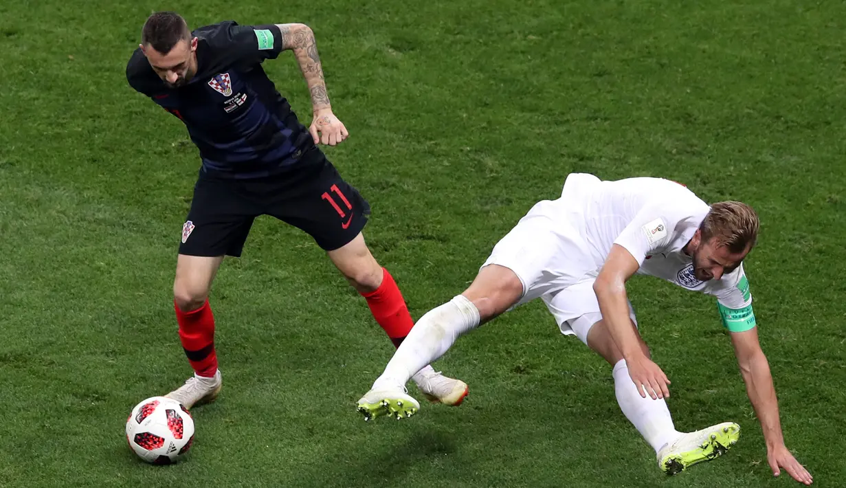 Pemain timnas Kroasia, Marcelo berebut bola dengan pemain Inggris, Harry Kane pada babak semifinal Piala Dunia 2018 di Stadion Luzhniki, Rabu (11/7). Kroasia menembus final usai menyingkirkan Inggris 2-1 lewat perpanjangan waktu. (AP/Thanassis Stavrakis)