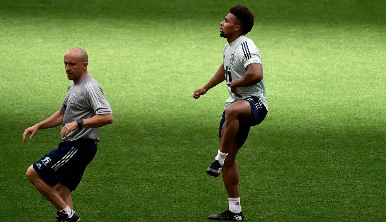 Gelandang Spanyol Adama Traore (kanan) melakukan pemanasan selama sesi latihan di stadion Wanda Metropolitano di Madrid (3/6/2021). Duel Spanyol vs Portugal dalam persiapan untuk Kejuaraan Euro 2021. (AFP Photo/Javier Soriano)