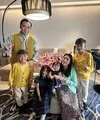 Aliya Rajasa dikenal dengan gaya kompaknya bersama keluarga. Kali ini, paduan warna kuning dan biru membuat tampilan keluarganya begitu ceria. [Foto: Instagram/ Foto: Ruby_26/ebyfamily]
