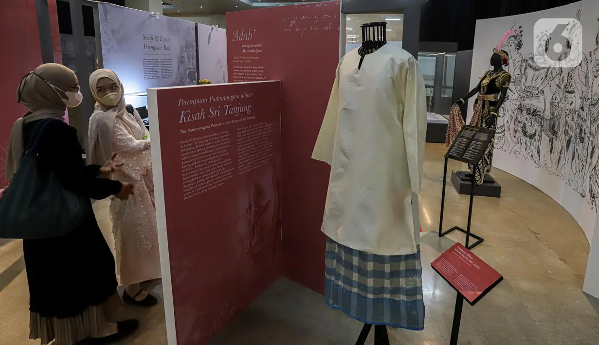 Pengunjung saat melihat pameran The Truth Inside You: Alunan Kisah Tentang Perempuan di Museum Nasional, Jakarta, Sabtu (7/1/2023). Dalam pameran ini menampilkan sejumlah produk budaya masa lampau seperti artefak-artefak yang menjadi jejak nyata kontribusi perempuan untuk turut membangun peradaban masyarakat Tanah Air. (Liputan6.com/Faizal Fanani)