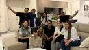 Kumpul bersama kerabat, Jessica Mila mengenakan kemeja putih dan celana panjang abu-abu. Sedangkan Yakup mengenakan kaos hitamnya. @destyanto28