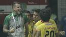 Pelatih Bhayangkara FC, Simon Mc Menemy, merayakan gol yang dicetak oleh Alsan Putra ke gawang Madura United pada lanjutan liga 1 di Stadion Patriot, Bekasi, kamis (13/7/2017). Bhayangkara FC menang 2-1 atas Madura United. (Bola.com/M Iqbal Ichsan)