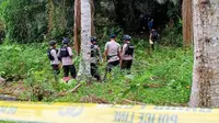 Kepolisian melakukan olah TKP temuan bom rakitan di Kelurahan Tegalrejo, Kabupaten Poso, Sulteng, Kamis (23/1/2020). (Liputan6.com/Heri Susanto)