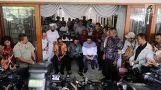 Mantan Ketum PAN, Amien Rais memberikan keterangan pers di kediamannya di Jakarta, Jumat (2/6). Amien Rais mengklarifikasi Dana yang disebut dalam persidangan kasus alat kesehatan mengalir ke dirinya sebesar Rp 600 juta. (Liputan6.com/Johan Tallo)
