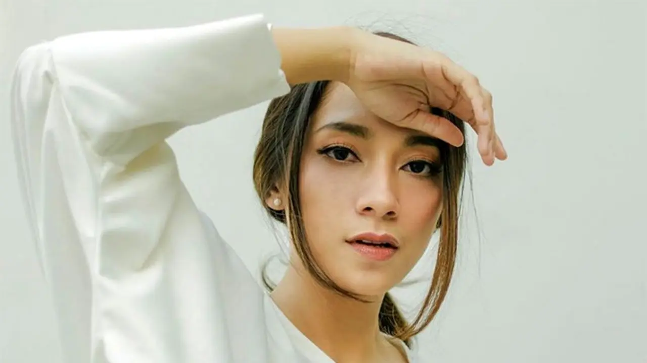 Dinda Kirana terlihat cantik saat menggunakan hijab