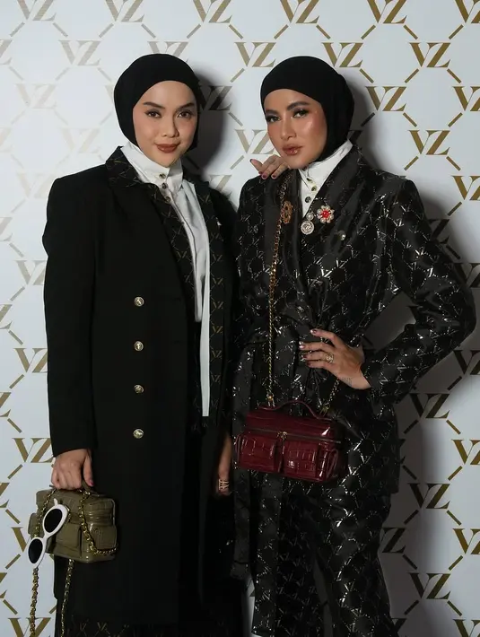 Sepatu hak hitam yang simpel dengan ornamen emas menambahkan sentuhan feminin tanpa berlebihan. Hijab hitam yang dikenakan secara minimalis membuat tampilan ini terlihat sleek dan serasi dengan tema runway. [@vivizubedi].