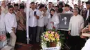 Suasana pemakaman pengacara senior Adnan Buyung Nasution di TPU Tanah Kusir, Jakarta, Kamis (24/9/2015). Adnan meninggal dunia pada Rabu (23/9) di RSPI setelah dirawat karena mengalami gangguan jantung dan ginjal. (Liputan6.com/Angga Yuniar)
