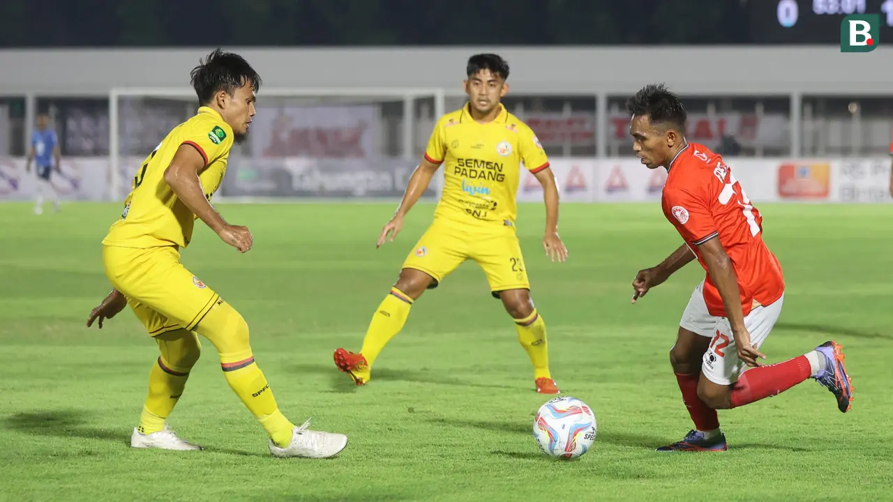 Foto: Perjuangan Keras Pemain Malut United saat Menolak Kalah dari Semen Padang di Liga 2