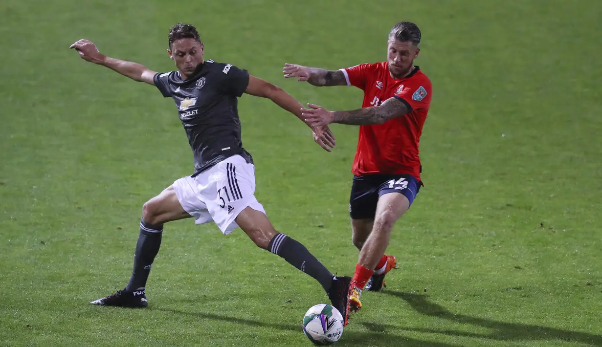 Pemain Manchester United Nemanja Matic (kiri) berebut bola dengan pemain Luton Town George Moncur pada pertandingan babak ketiga Piala Liga Inggris di Kenilworth Road, Luton, Inggris, Selasa (22/9/2020). Manchester United mengalahkan Luton Town 3-0. (Cath Ivill/Pool via AP)